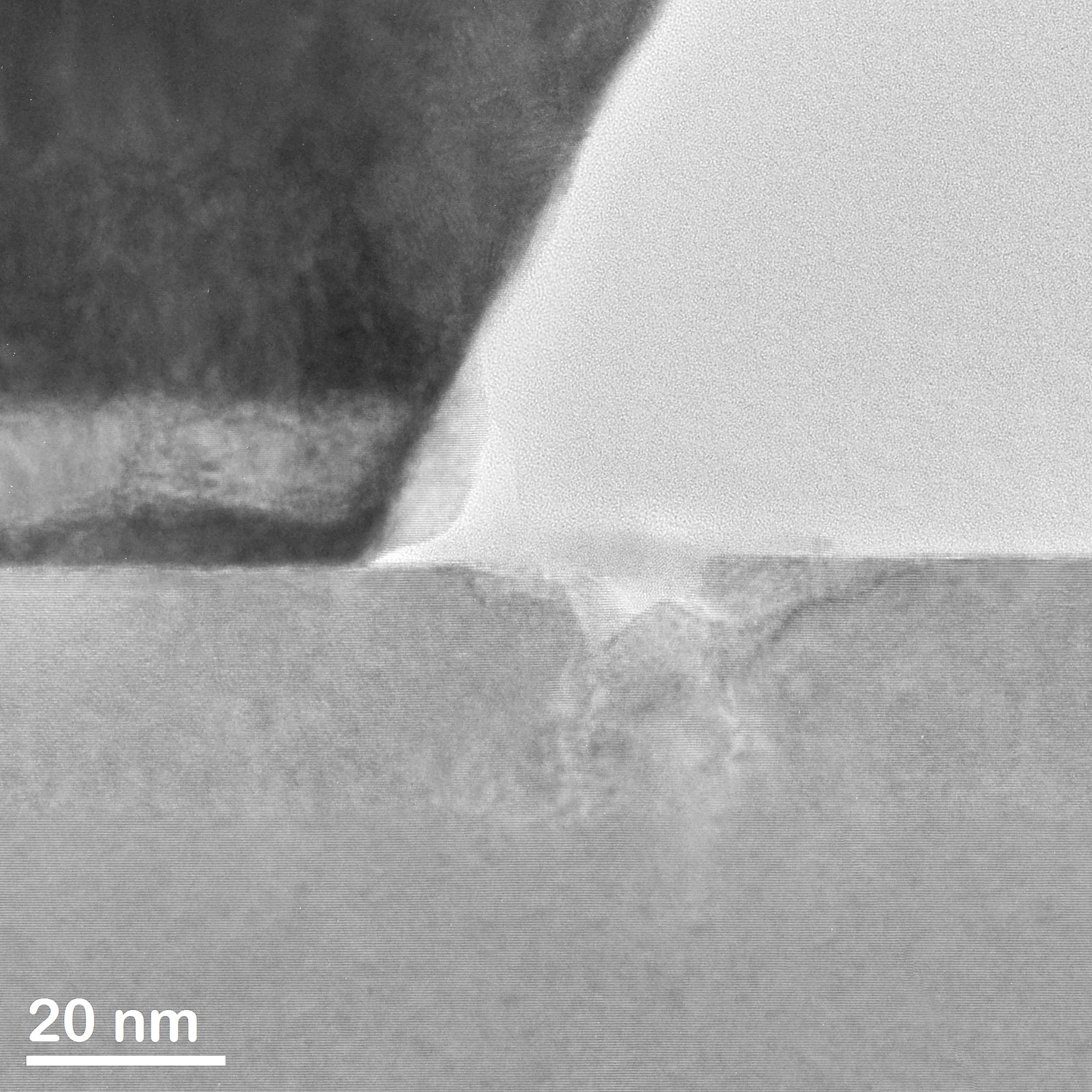 Darstellung Pitting-Effekt am Gate eines High-Electron-Mobility-Transistors (HEMT)